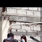 El agente logró persuadir a la joven que permanecía en su terraza.