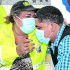 Elsa González y George Estacio se abrazan en las oficinas de la Dinased en Quito tras no haberse hablado muchos años; el encuentro fue muy emotivo.