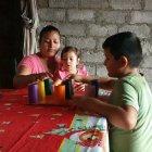 Una de las familias que se beneficiarán con el bono de $ 240 que se otorgará por unica vez.