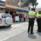Un grupo de agentes estaba en un un local de comidas cuando un sujeto armado los sorprendió.