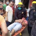 El herido fue sacado del interior de la vivienda y llevado al hospital.