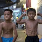 El chico (derecha), junto con un amigo de su vecindario.