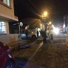 El cuerpo de la víctima quedó tendido en la calle.