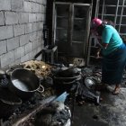 Los perjudicados buscan entre los escombros algún pertenencia que no se halla quemado.