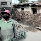 Los voluntarios ya han armado la estructura con varillas de hierro, pero faltan materiales.