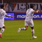 El volante argentino Lucas Villarreal (d) dio el triunfo a Liga de Quito para que siga en el camino de obtener la corona nacional.