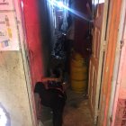 El joven corrió y buscó refugio en un zaguán, pero en el sitio estaba una mujer, quien también fue impactada por los proyectiles.