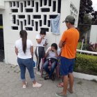 Cindy Macías junto con otros familiares lloran por el asesinato de su hermana.