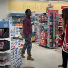 La mujer agredió a la empleada de una farmacia.