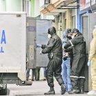 Los agentes llevaron los cuerpos a la morgue desde el lugar de los hechos.