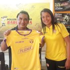 La goleadora Jhojandry 'zurda' Monsalve entrega la camiseta autografiada a Ángel Encalada.