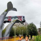 El tren se detuvo sobre una obra de arte en la estación De Akkers en Spijkenisse, al sur de Rotterdam.