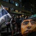 Seguidores de Gimnasia y Esgrima, club que dirige Maradona, se dieron cita a los exteriores de la clínica en la que será operado el entrenador.