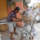 Actualmente se pueden apreciar a pocos artesanos confeccionando sus monigotes.