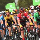 La Locomotora de Carchi (d) durante uno de los pasajes de la etapa 16 de este viernes 6 de noviembre junto a Primoz Roglic (de rojo) .