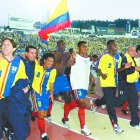 Juan Carlos Burbano (i) durante el festejo por la clasificación al Mundial Corea y Japón 2002.