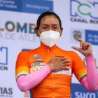 Miryam Núñez celebra en el podio tras recibir la camiseta naranja como líder de la competencia en Colombia