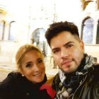 La animadora junto al productor español que la contactó para un proyecto televisivo.