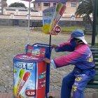 El señor recorre el parque de Conocoto tres veces a la semana.