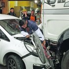 La víctima quedó entre dos vehículos. Esa situación le provocó severos daños en sus extremidades inferiores.