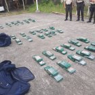 Los gendarmes contabilizaron 108 bloques de droga en el maletero del carro.