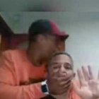 Momento donde el ladrón le cierra la boca al profesor.