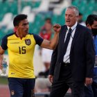 Gustavo Alfaro recibe sugerencias para armar el once que enfrentará a Colombia