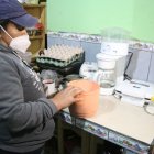 La esposa de Escanta muestra un tarro de azúcar donde había una sustancia extraña.