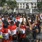 Ciudadanos celebran ayer la renuncia de Manuel Merino a la Presidencia peruana, en Lima (Perú).