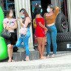 La oferta de servicios sexuales en la calle 17 ha provocado que proliferen las ventas informales y el expendio de bebidas alcohólicas en locales que no están autorizados para tal fin. Por ello se han cerrado negocios.