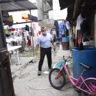 Con pesar, el padre de la víctima mira el lugar 
donde cayó herida su hija.
Agencia (ag-expreso)