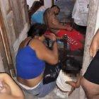 La víctima estaba sentada en el mueble de su vivienda cuando la atacaron.