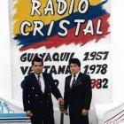 Fotografìa del recuerdo de Édgar y Gerardo Morán durante una presentación en Radio Cristal.