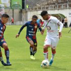 Santiago Mallitasig (3) sigue de cerca a Juan Govea (d).