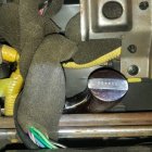 El arma estaba escondida bajo la tapicería del automotor.