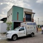 El cadáver del extranjero fue retirado del inmueble y llevado al Laboratorio de Criminalística.