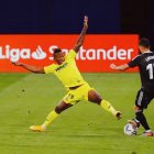 El ecuatoriano Pervis Estupiñán (i) disputa el balón con Lucas Vásquez (17).