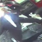 Un hombre amedrenta a la cajera del asadero con un cuchillo.