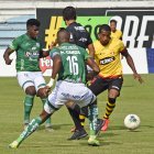 Nixon Molina de Barcelona ingresa al área de Orense y Cangá atento a la pelota.