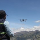 Un técnico de la Dirección General de Aviación Civil manejando un dron.