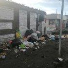 En la parada del autobús se evidencia la basura.