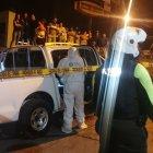 Decenas de personas se aglomeraron en el sitio para ayudar a las víctimas.