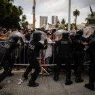 Por la desesperación de los argentinos por despedirse de Diego Maradona, hubo hinchas que pelearon con los policías en la Casa Rosada.