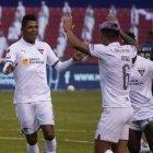 Los jugadores de Liga de Quito festejan tras el gol anotado a Olmedo, la tarde de este viernes en el estadio Rodrigo Paz Delgado.