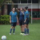 La seleccionadora Emily Lima da instrucciones a Giannina Lattanzio y Kerlly Real durante el entrenamiento en Brasil.