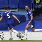 Olivier Giroud (d) se destaca como delantero del Chelsea inglés.