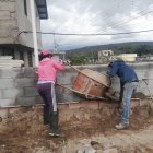 Vecinos se juntaron para hacer los bordillos de Trigoloma