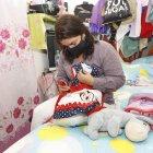 Grace solo conserva un vestido con el que pensaba vestir a su niña cuando tuviera un añito.