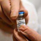 No hay que beber alcohol durante 42 días para poder vacunarse.