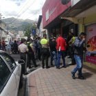 Un grupo de policias revisó las posibles rutas de escape de los ladrones de la casa de cambios.